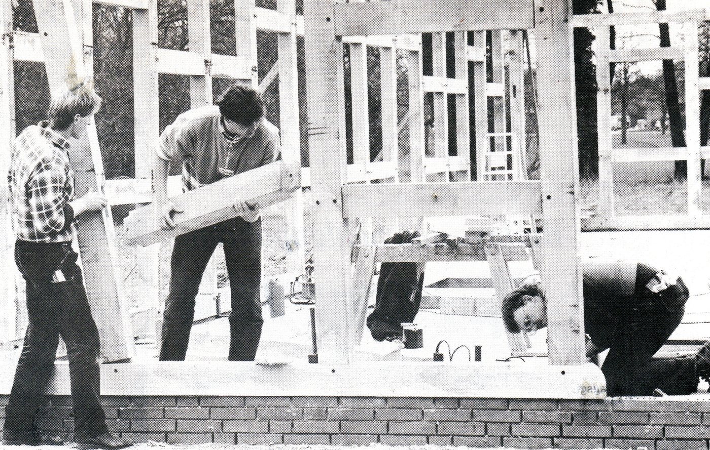 Mitglieder des TSV beim Bau in Eigenleistung